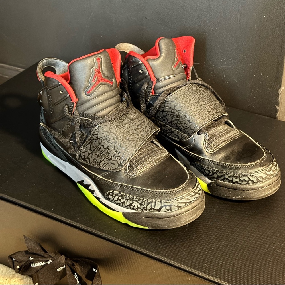 Nike Jordan Son Of Mars Sneakers Youth 10.5 Black / Red / Green